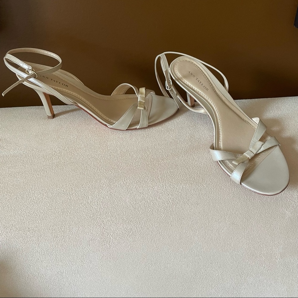 ANN TAYLOR BOW SANDALS